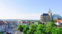Stadtansicht mit Blick auf den Dom St. Marien und die Severikirche in Erfurt bei Tageslicht.